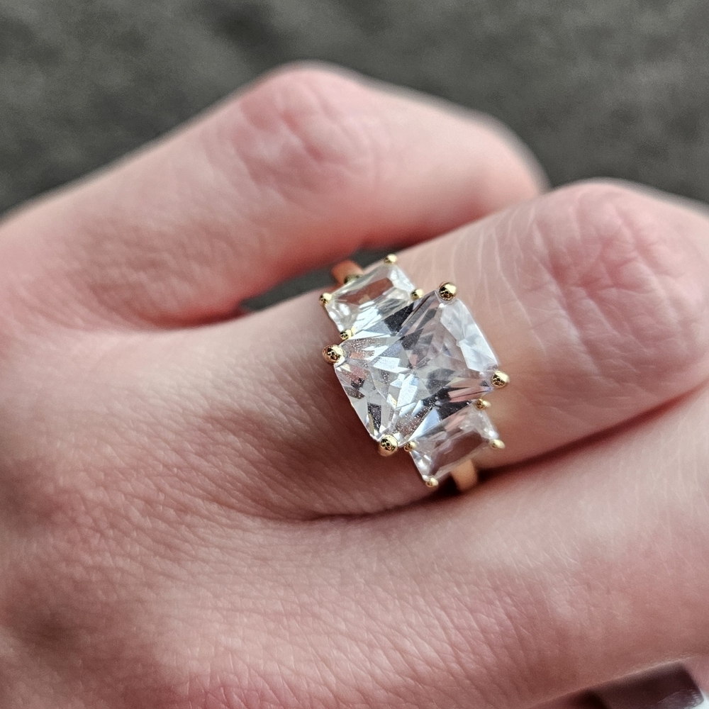 Elegant Gold Women's Ring